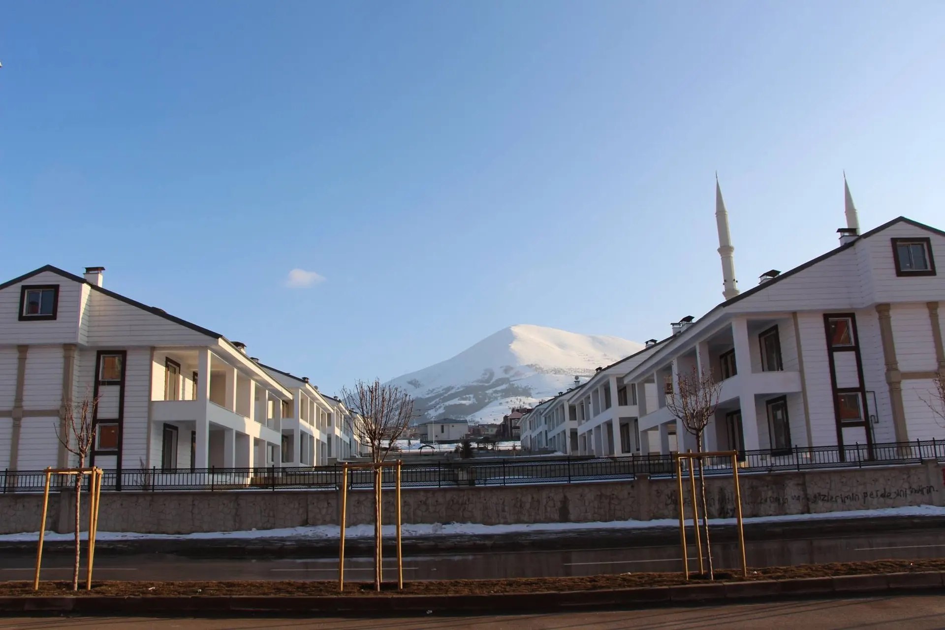 Burç Villaları ve karlı dağ manzarası