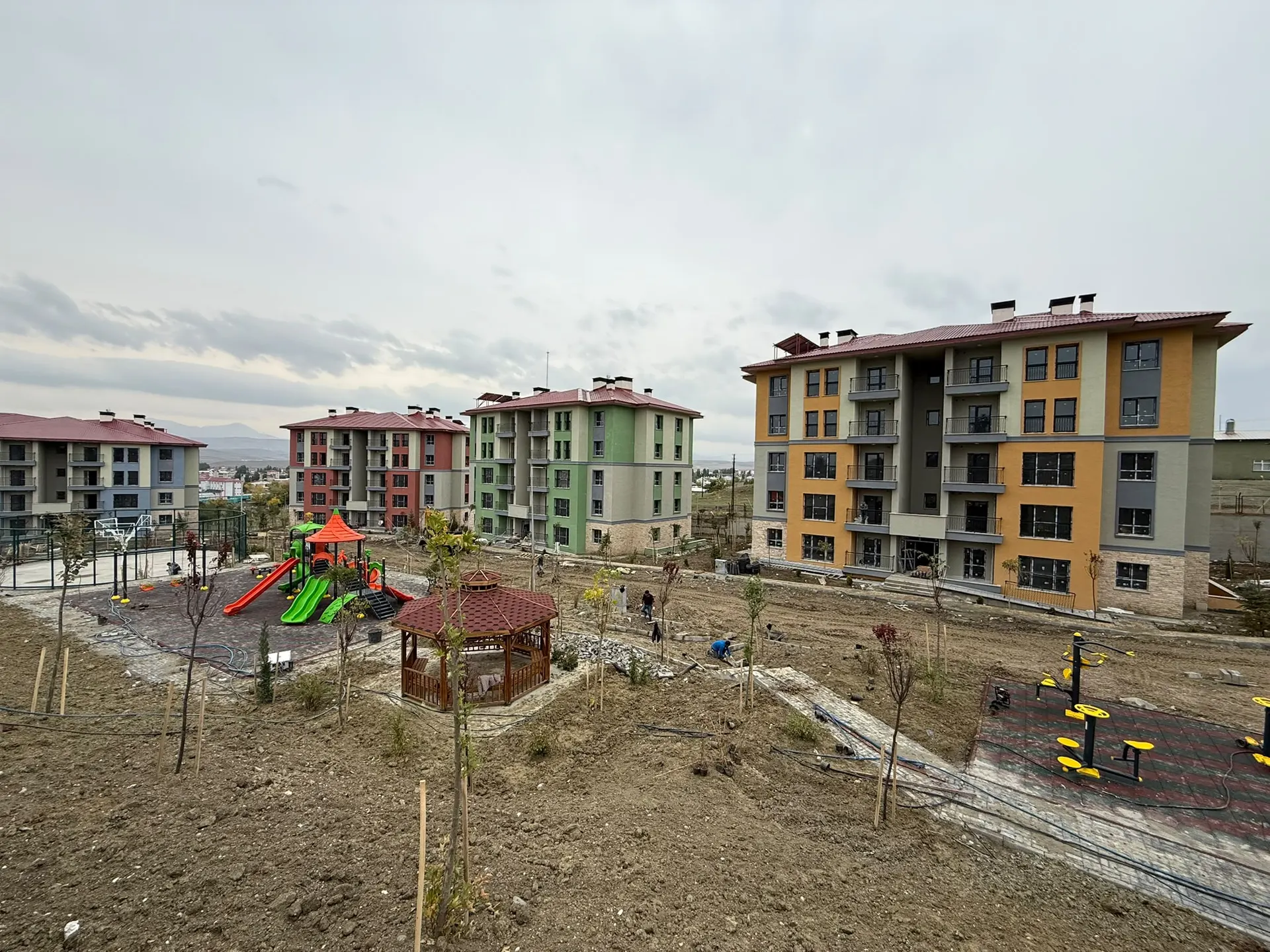 Horasan TOKİ Konutları, Horasan: çocuk oyun parkı, kameriye ve bloklar