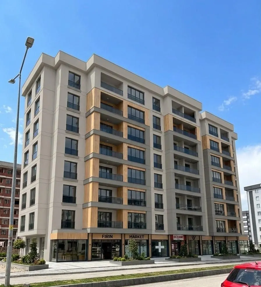 New Boulevard cephesi ve zemin kattaki işyerleri