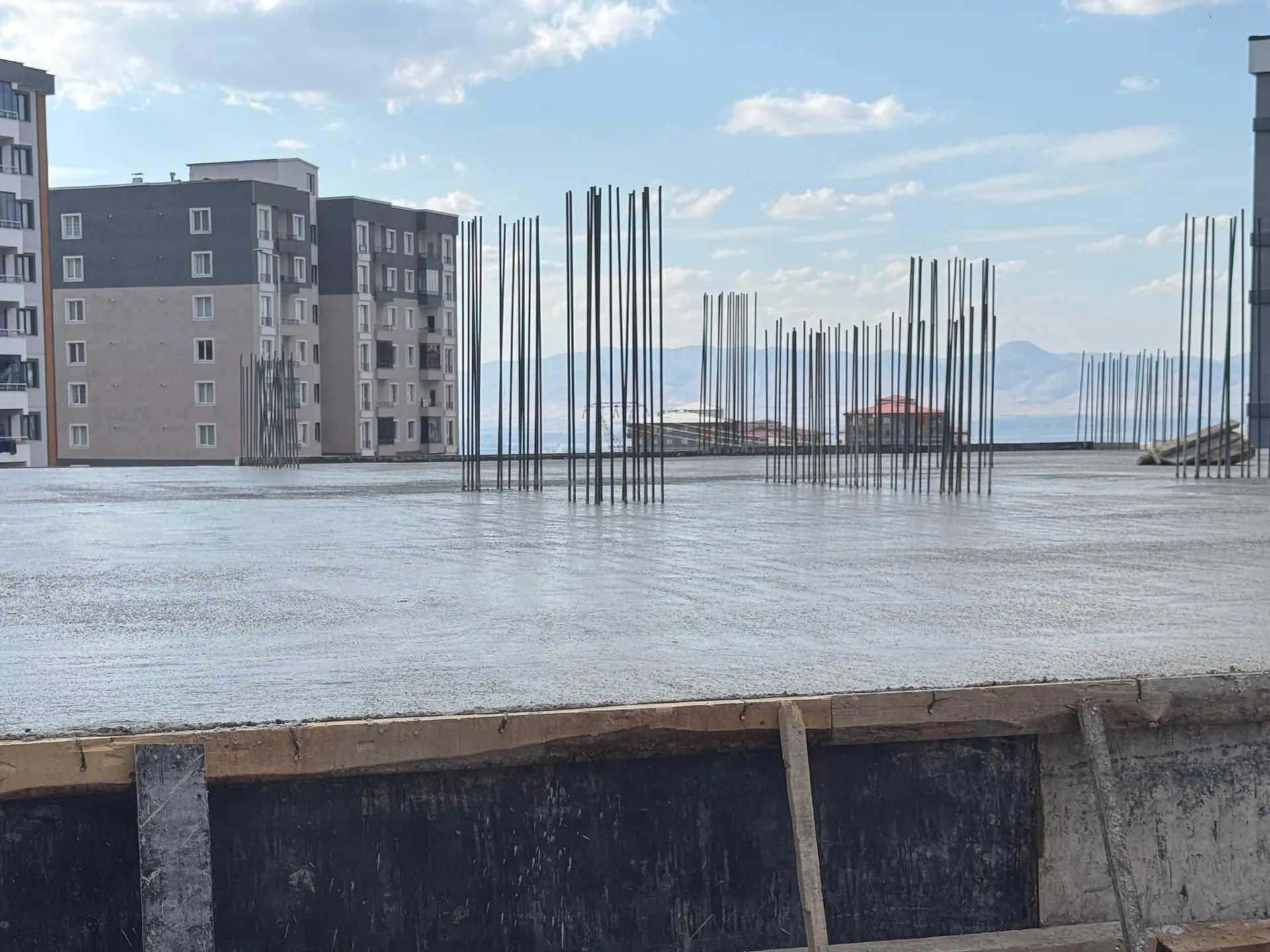 Gamaoğlu Verde, Yıldızkent: B Blok'ta dökülen zemin kat tabla betonu ve kolon donatıları
