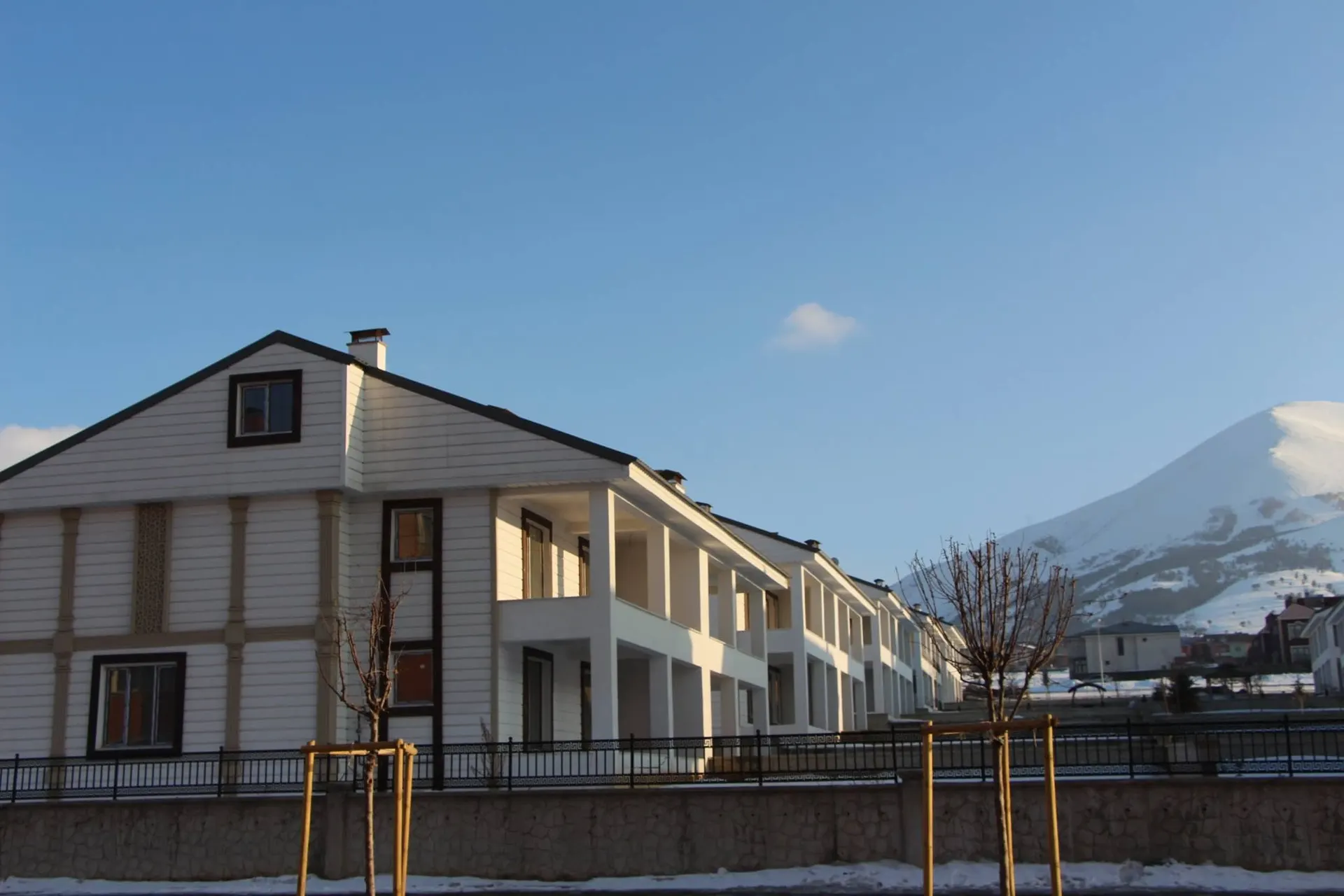 Burç Villaları, arkada karlı dağ